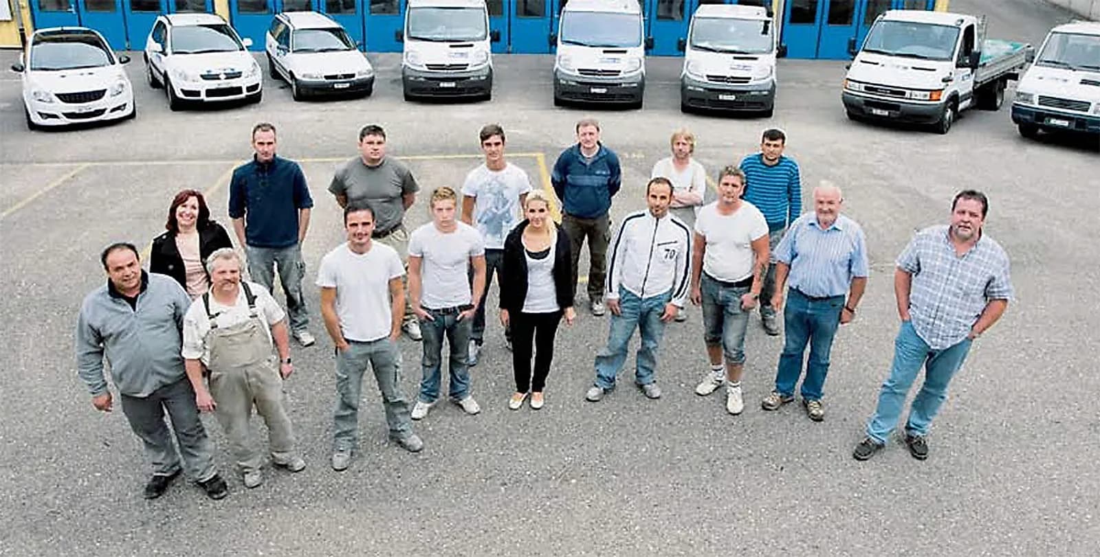 Familie Mion und Team vor dem Werkhof in Neuhausen am Rheinfall