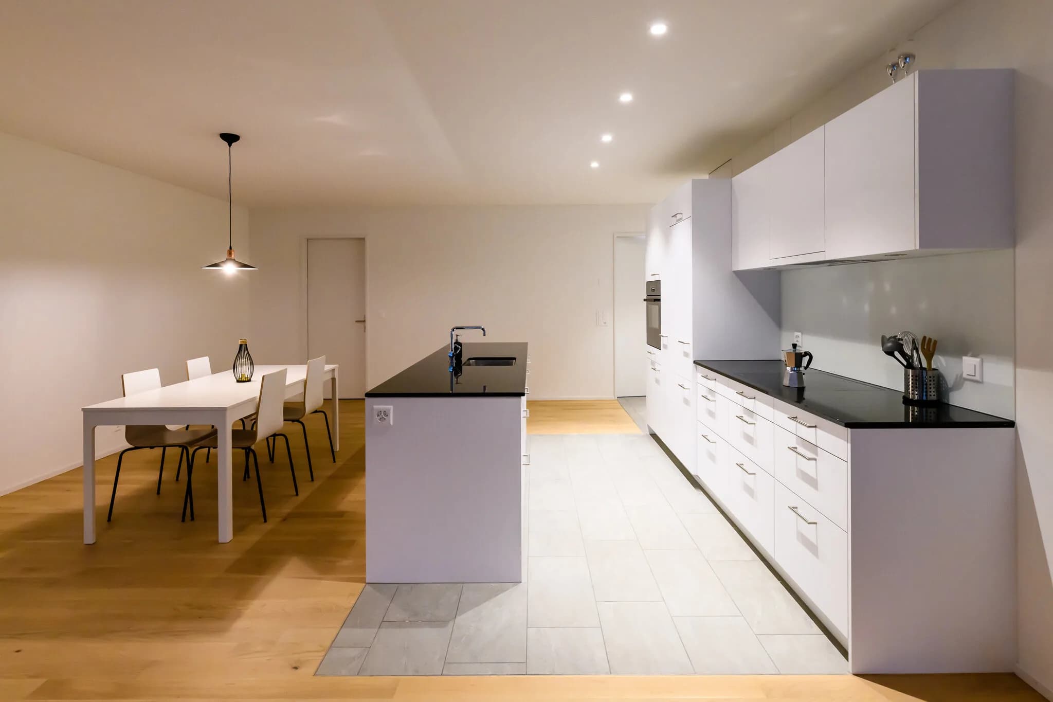 Architektur-Innenraum mit von Mion Plattenbeläge GmbH verlegtem Bodenbelag