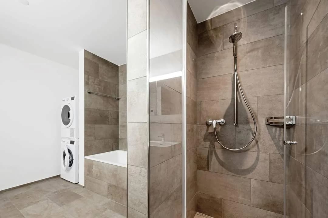 Dusche mit keramischen Wandplatten in Beige, verlegt von Mion Plattenbeläge GmbH