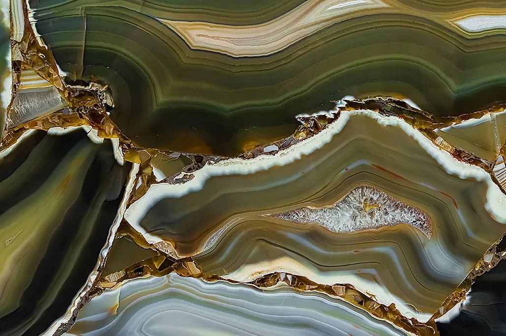 Natursteinbeläge mit Granit-Maserung in einer von Mion Plattenbeläge GmbH gelegten Treppe