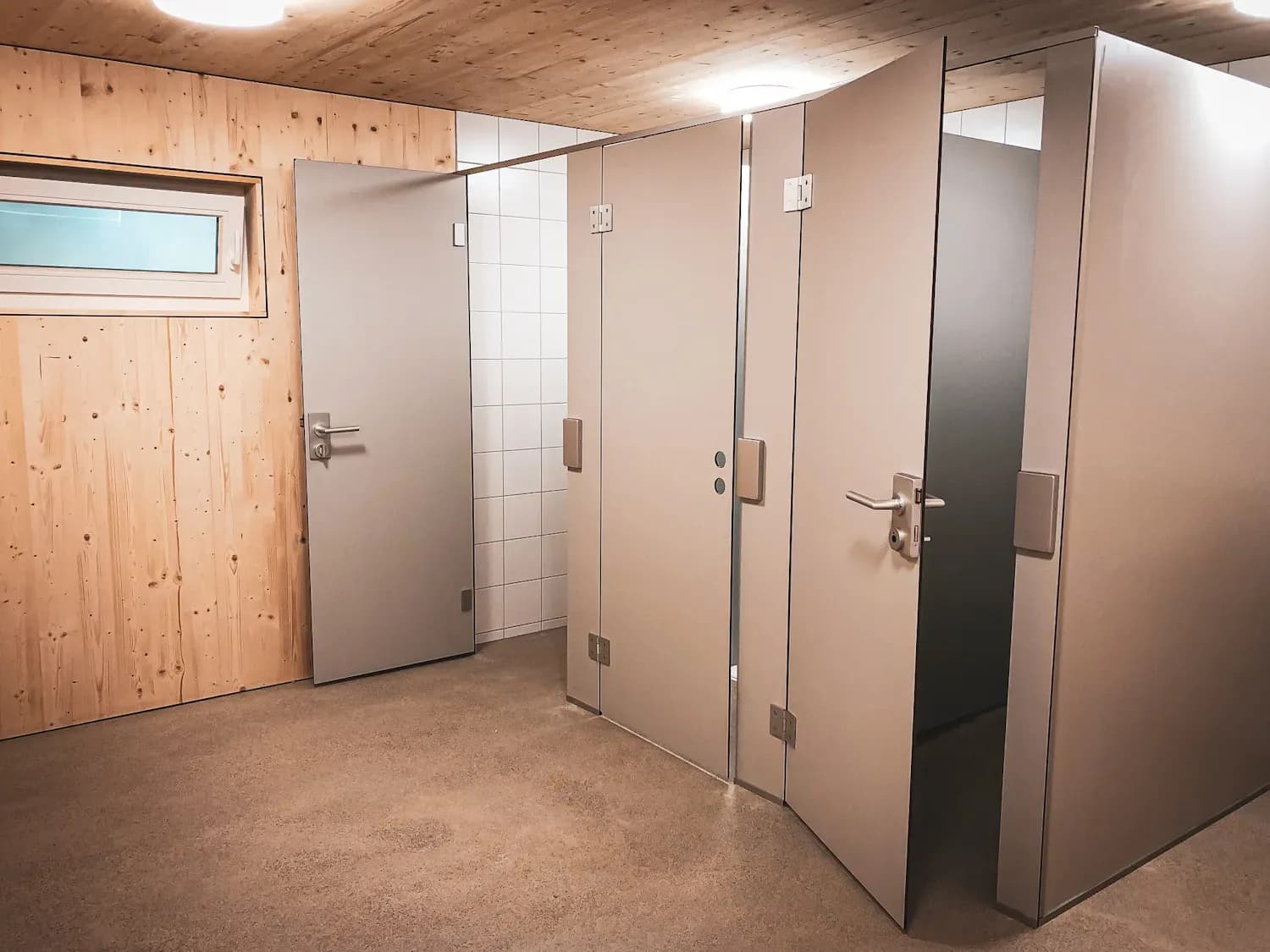Garderoben-Anlage Tennisclub Belair mit fugenlosem Bodenbelag von Mion AG