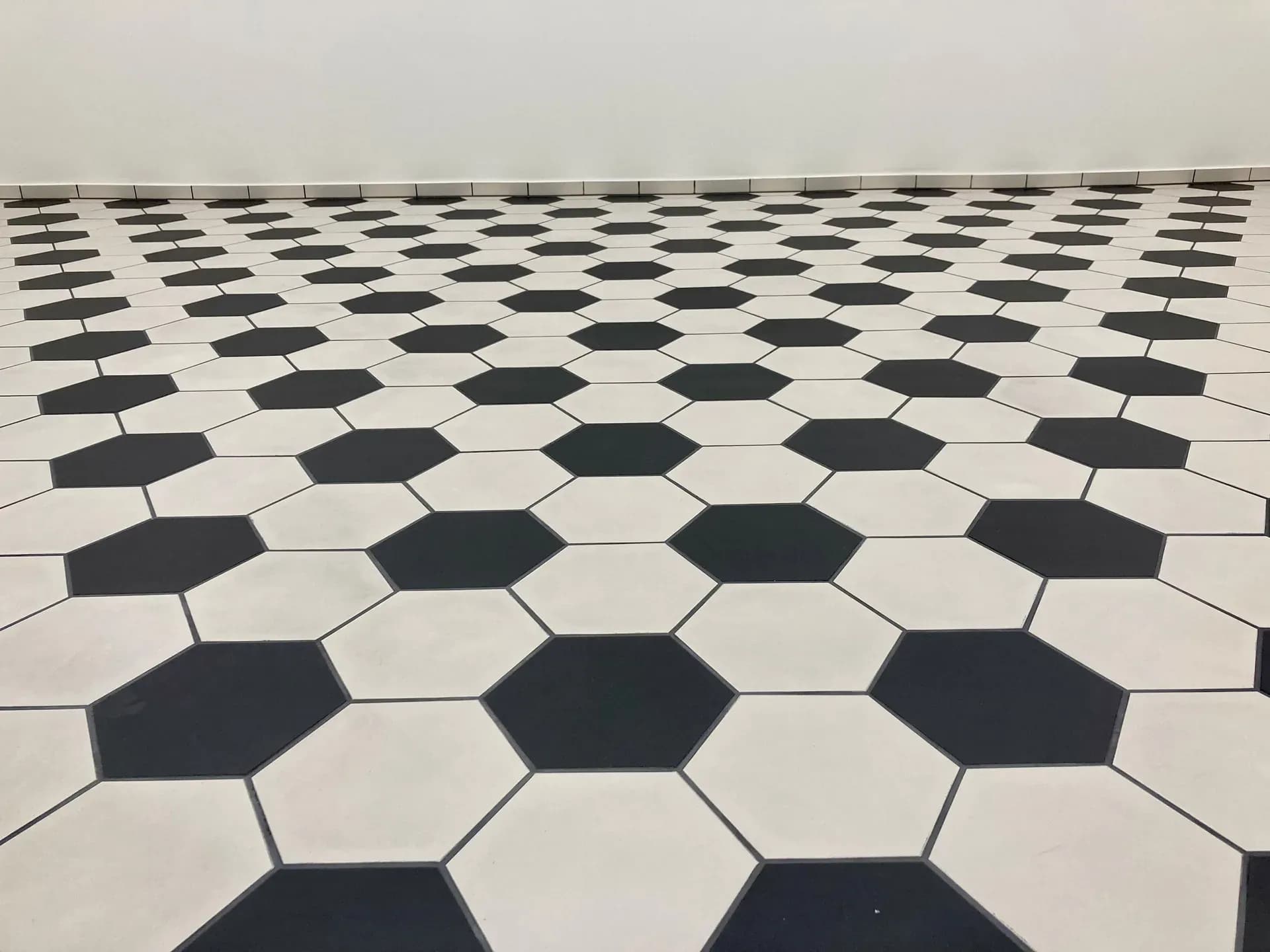 Hexagonale Keramikplatten in Schwarz-Weiss, verlegt von Mion Plattenbeläge GmbH, Morgenstrasse 3