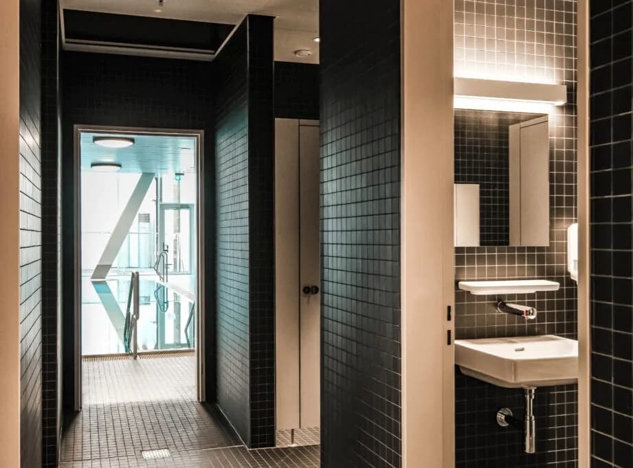 Showroom-naher Bad-Schnitt mit Naturstein und Keramik, Material-Auswahl im Mion-Plattenbeläge-Stil